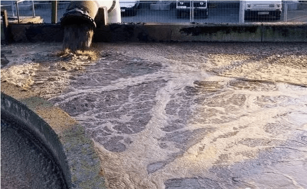 （圖：工業污水泡沫）