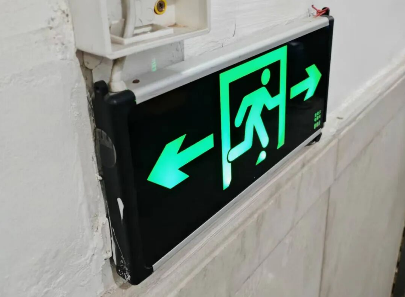 菏澤消防應(yīng)急照明與疏散指示燈具明敷的配電線路的接線盒，可以采用塑料接線盒嗎？